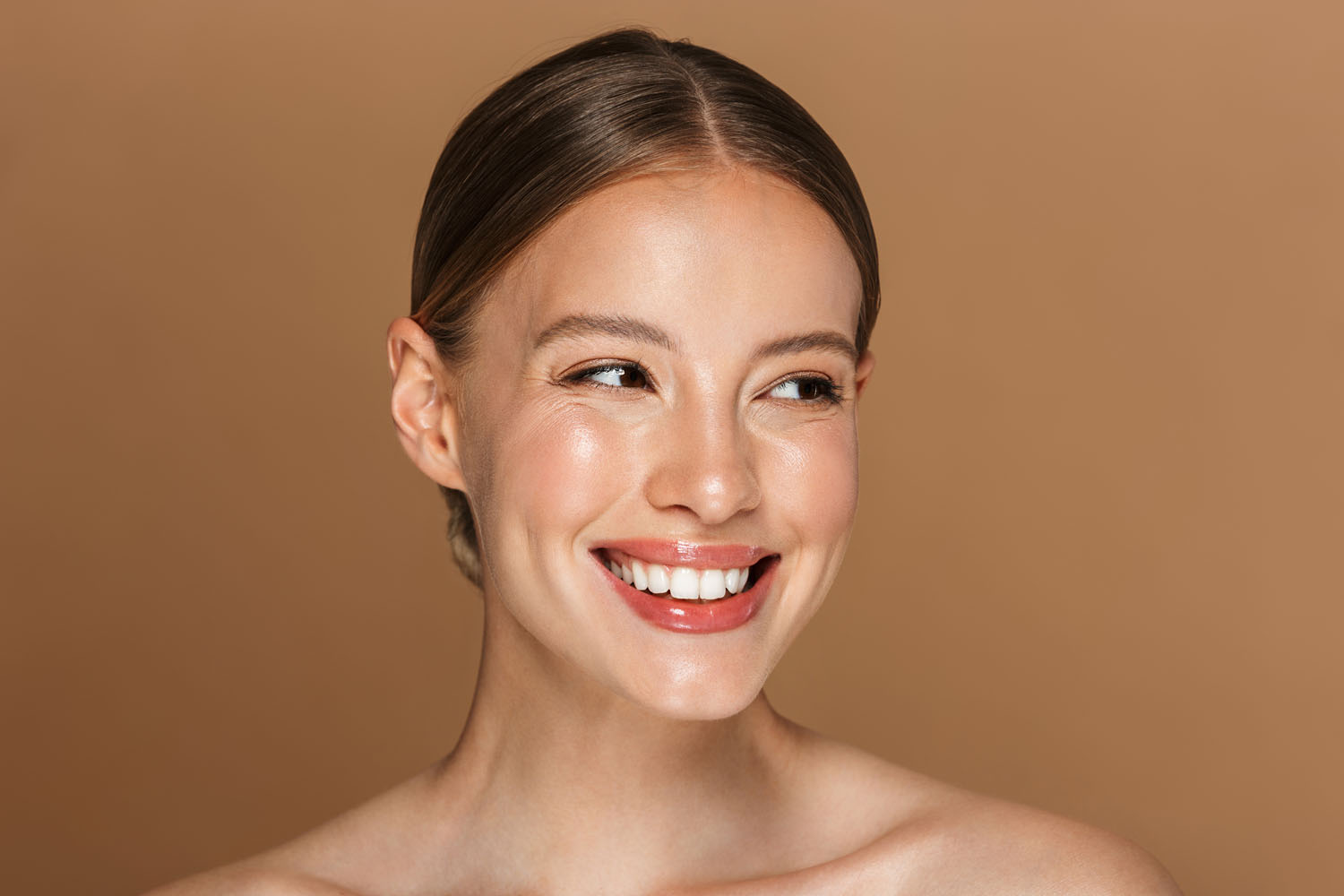 Natürlich lächelnde Frau im Porträt