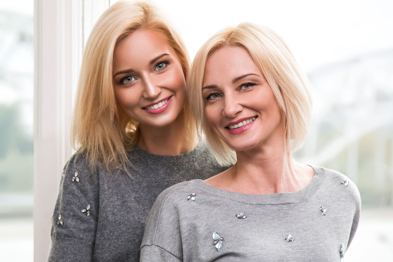 Zwei lächelnde Frauen unterschiedlicher Generationen